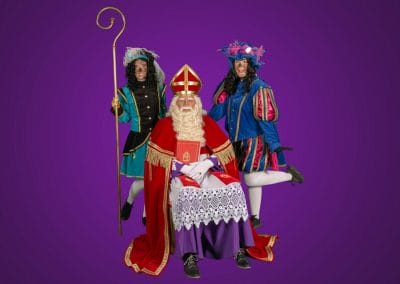 Bezoek van Sinterklaas en twee Pieten