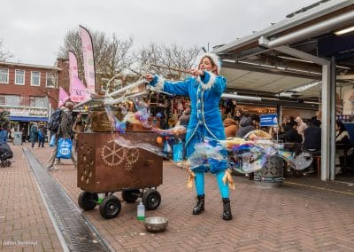 Straattheater met Kerstelf